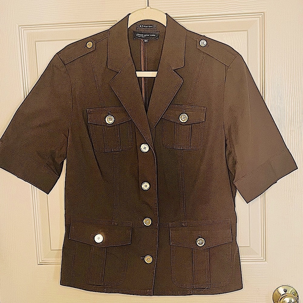 Jones New York chocolate brown and gold button shirt. Short sleeved. Size L